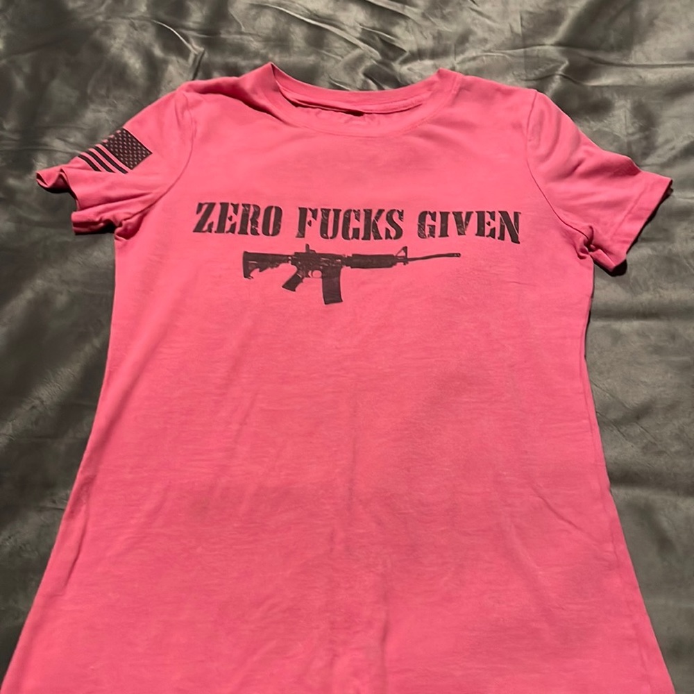 Used hot pink t shirt. XS cotton. Pitt to Pitt is 16 inches.